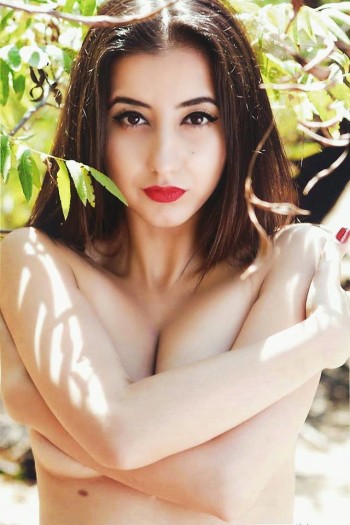 Eleonora Leona topless in a garden