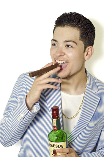 Roberto Cordero Jr holding a cigar and whisky