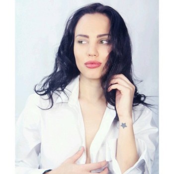 Viktoriya Dov wearing a white blouse